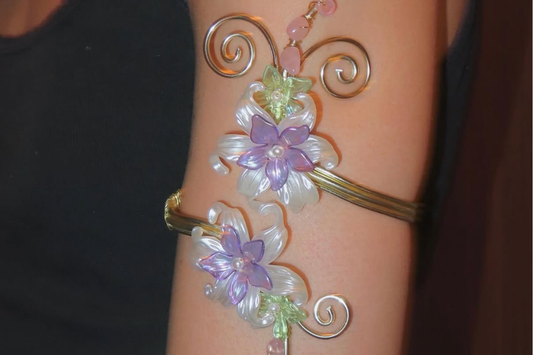 Handgemaakte armcuff met paarse en groene bloemen
