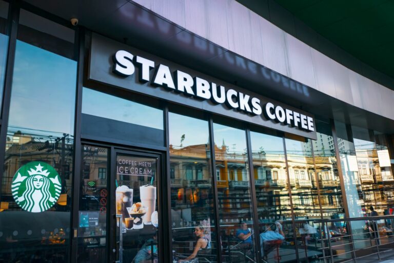 Yes! Je kunt vanaf vandaag favoriete Starbucks drankje aan huis laten bezorgen