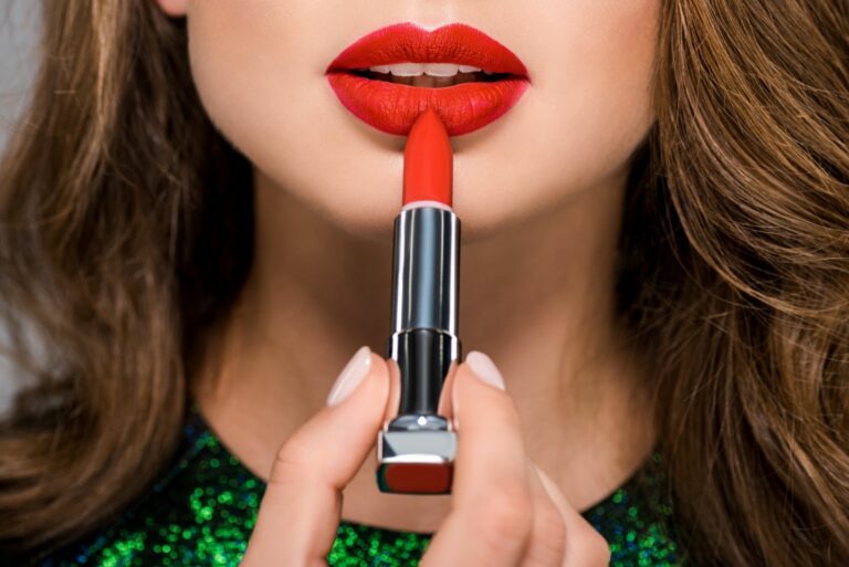 Zo bepaal je welke rode lippenstift het beste bij jou past