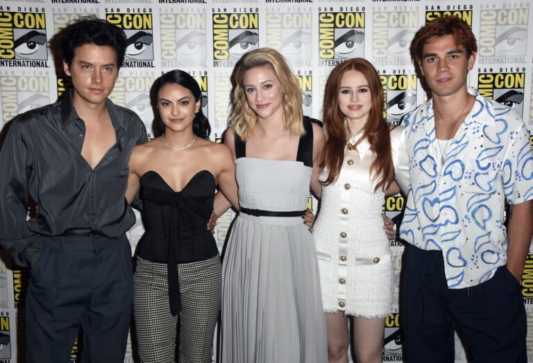 Met deze Riverdale-ster woont Cole Sprouse nu samen
