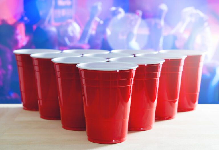 OMG! Er bestaat nu Prosecco Pong en het is alles wat je nu wil