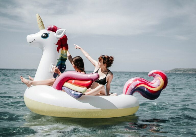 Summer in 3,2, 1&hellip; Lidl verkoopt een opblaaseiland om met je besties op te dobberen