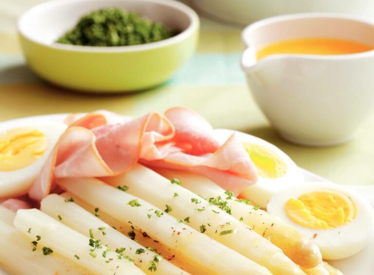 Idee voor het ontbijt van morgen: groene asperges met ham en ei
