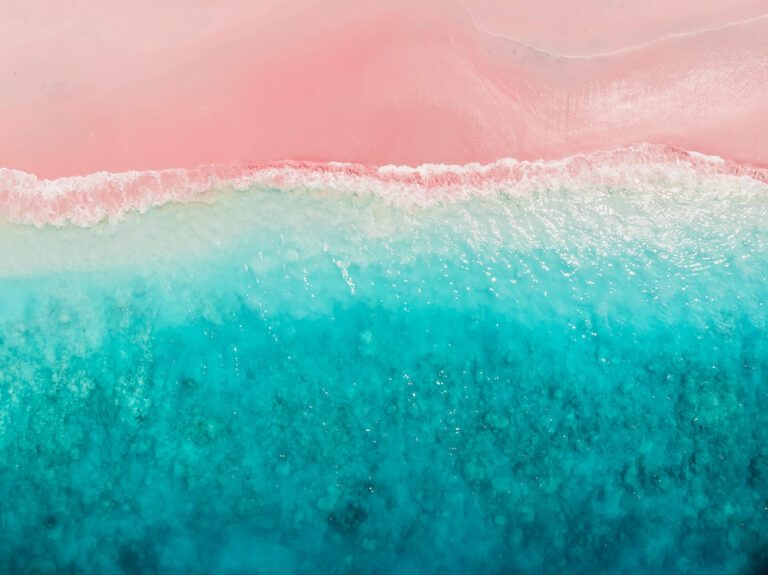 7 roze stranden waar jij straks je handdoek op wil uitslaan