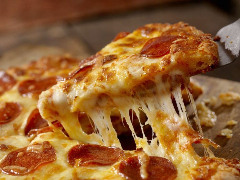 YAY: De eerste pizza-drive-thru van Nederland is een feit en je vindt &lsquo;m hier