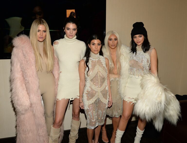VIDEO: de Kardashians doen elkaar na en dit zorgt voor hilarische beelden
