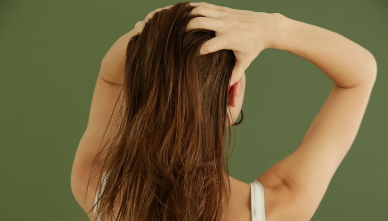 Op deze manier voorkom jij vet haar: dit zijn de oorzaken