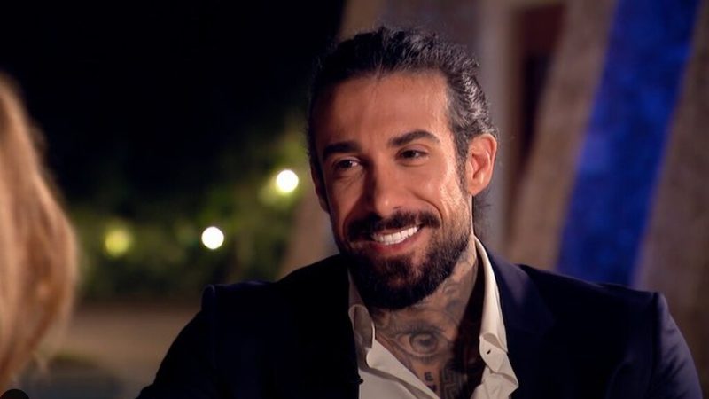 Whoop whoop: Bachelor Fabrizio zoent met twee meiden
