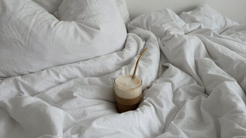 Dekbed met koffie.