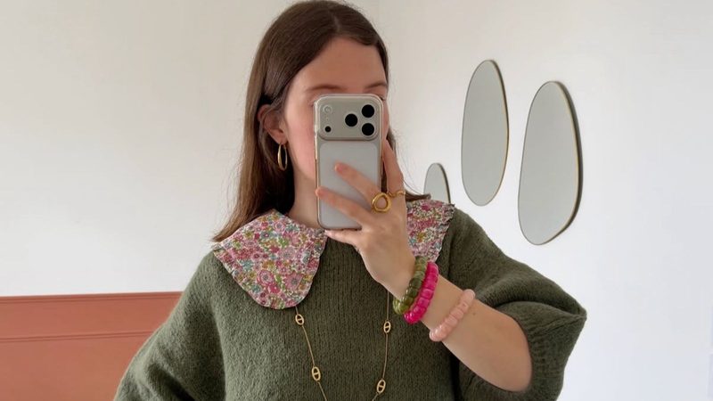 Vrouw in een groene trui.