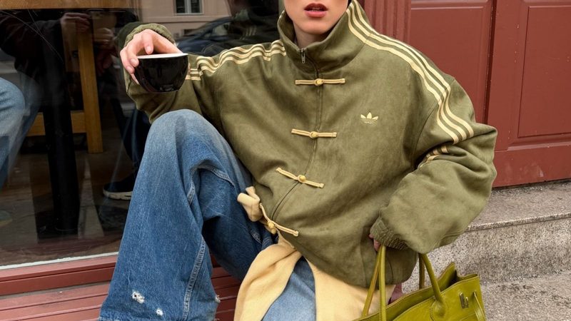 Meisje in een jas van Adidas.