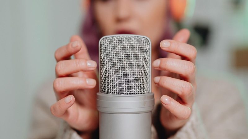 Vrouw maakt een podcast.