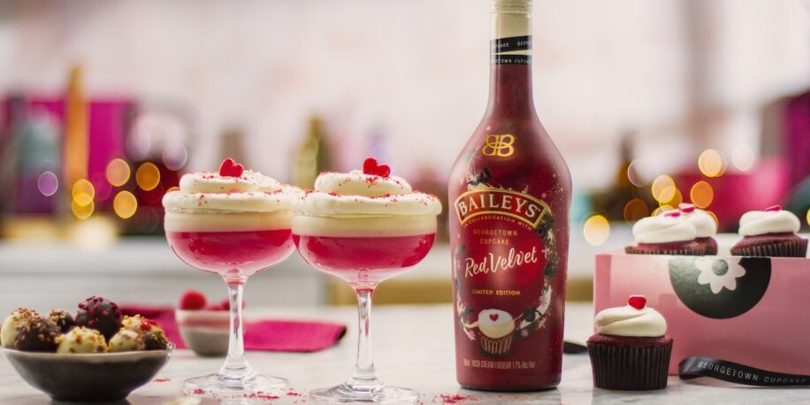 Zo maak je een Baileys Red Velvet Cupcake Martini cocktail met maar 3 ingredi&euml;nten!