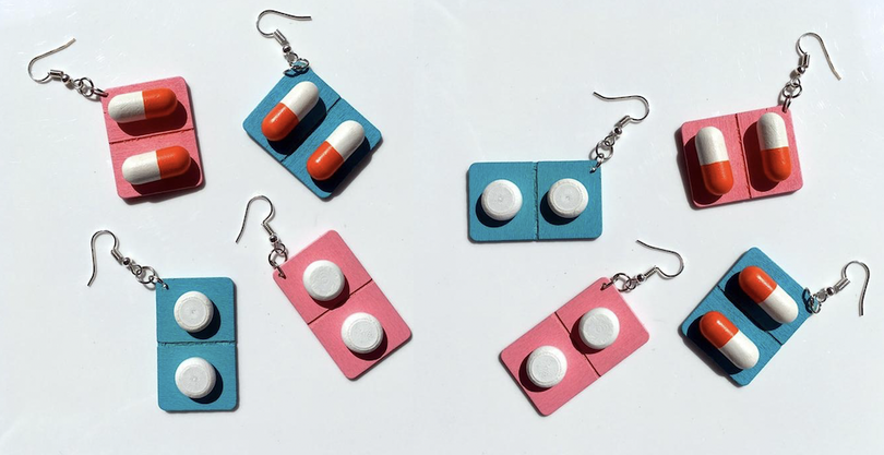 Regelmatig een paracetamolletje nodig? Dan zijn deze oorbellen voor jou gemaakt