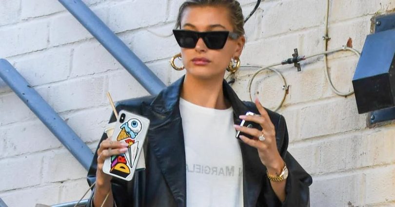 Dit is d&eacute; perfecte festival outfit volgens de styliste van Hailey Bieber