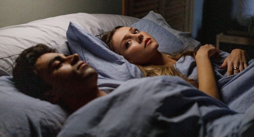 Twee mensen liggen samen in bed.
