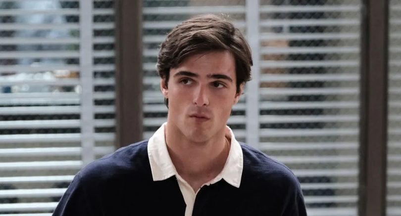 Jacob Elordi als Nate Jacobs in de serie Euphoria kijkt voor zich uit.