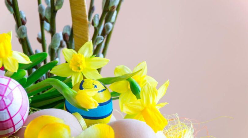 Paasstukje met roze achtergrond.