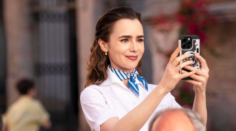 Een jonge vrouw krijgt een lief berichtje binnen.