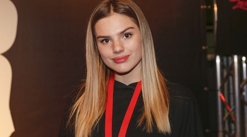 &lsquo;Jakka met bontkraag:&rsquo; fans zijn woedend op Famke Louise