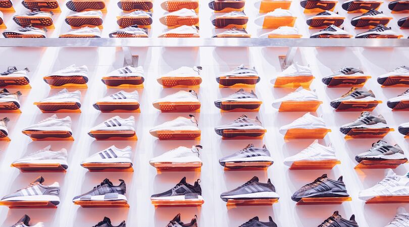 Sale alert! Hier scoor je de mooiste sneakers met dikke korting