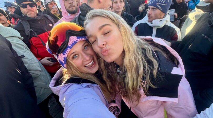 Selfie van twee vriendinnen tijdens wintersport.