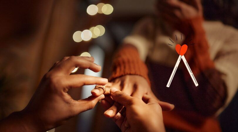 Iemand krijgt een ring om haar vinger.