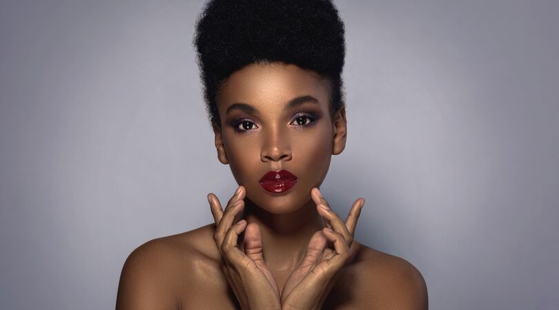 Dit zijn de mooiste oogschaduw&rsquo;s voor mensen met een donkere huid