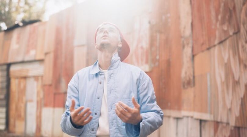 De eerste beelden van Justin Biebers nieuwe videoclip &lsquo;Habitual&rsquo; zijn hier