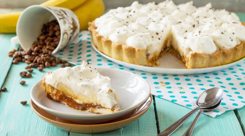 Zo maak jij banaan-kokostaart met slagroom