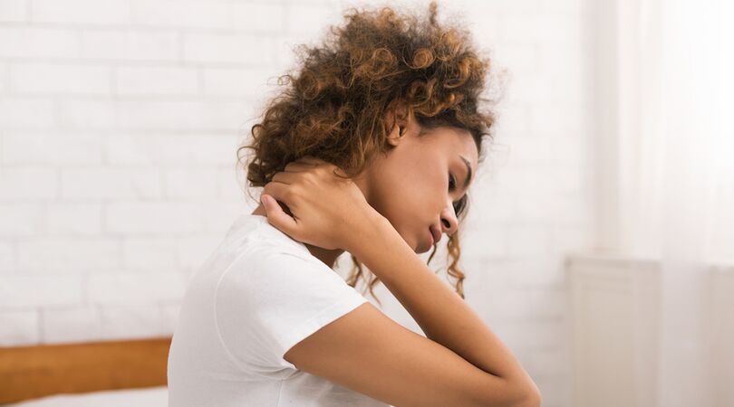 Last van een stijve nek? Tips om die pijn te verlichten vind je hier