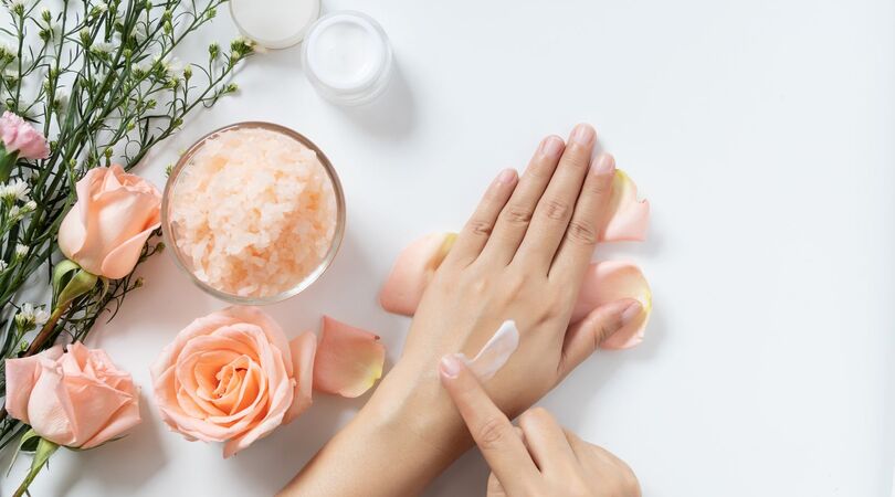 Met deze DIY-handbalm krijg je weer babyzachte handen