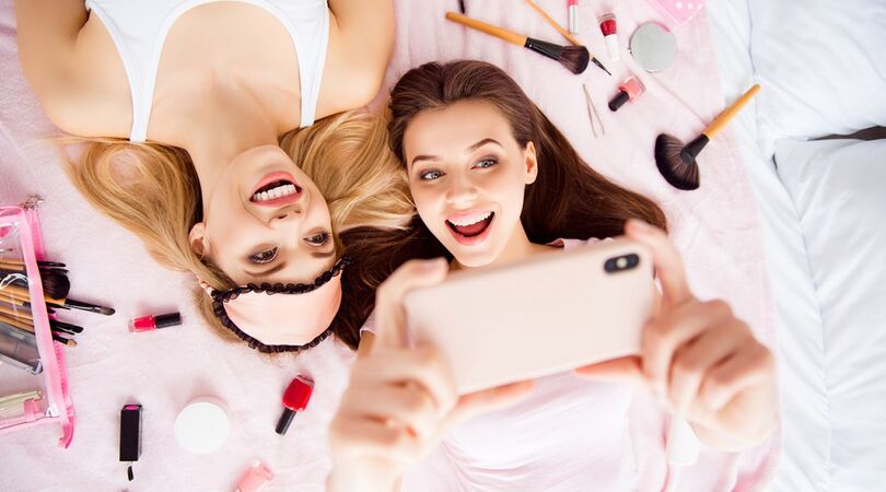 Deze 17 g&ecirc;nante dingen doe je alleen met je bestie