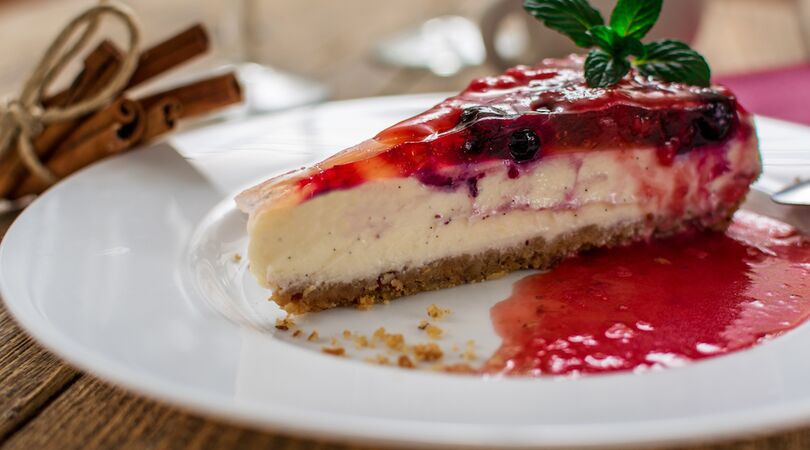 YUM: Zo maak je cheesecake met Tony Chocolonely framboos-knettersuiker