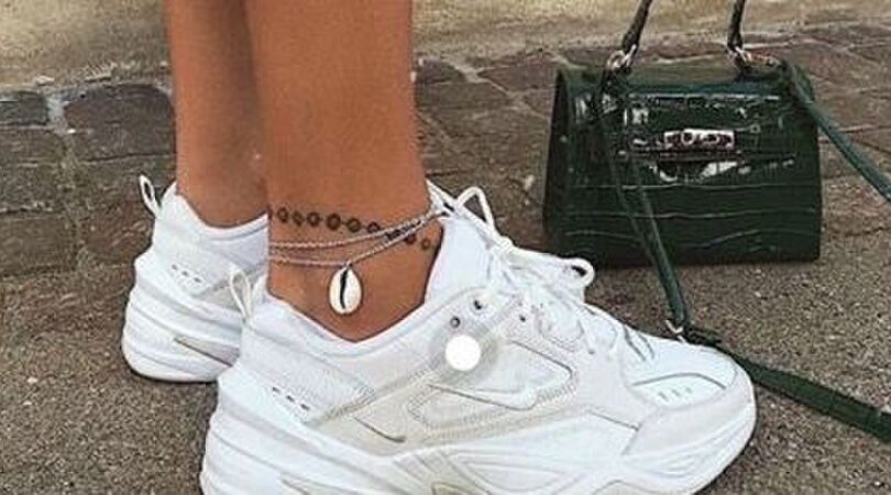Deze betaalbare witte sneakers laten je benen n&oacute;g bruiner lijken