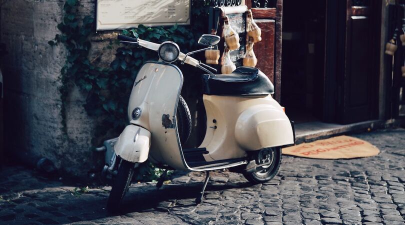 Wil je hebben: Dior en Vespa brengen limited edition scooter uit