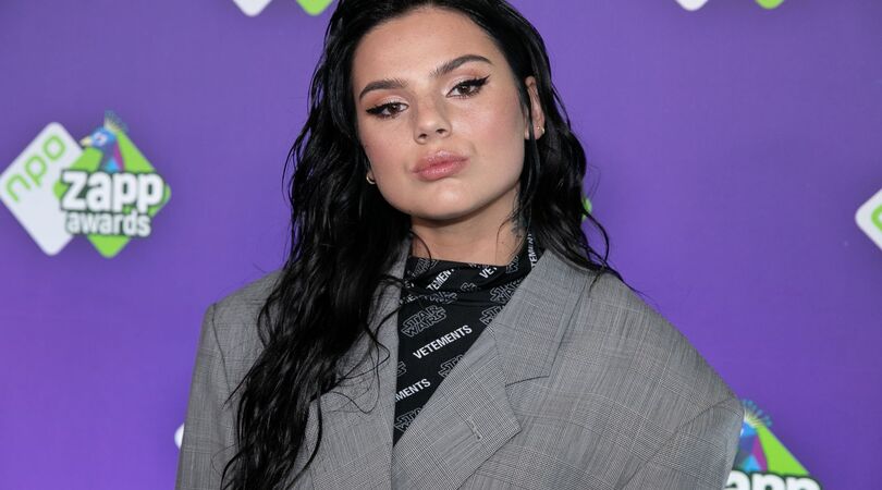 Famke Louise is bezig met een nieuwe documentaire op een bijzondere locatie