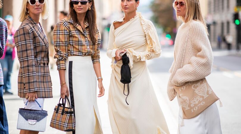 Is het fris? Draag dan dit bij je zomerse outfit om lekker warm te blijven