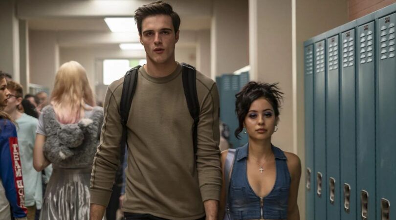 Nate en Maddy uit Euphoria lopen door de schoolgangen.