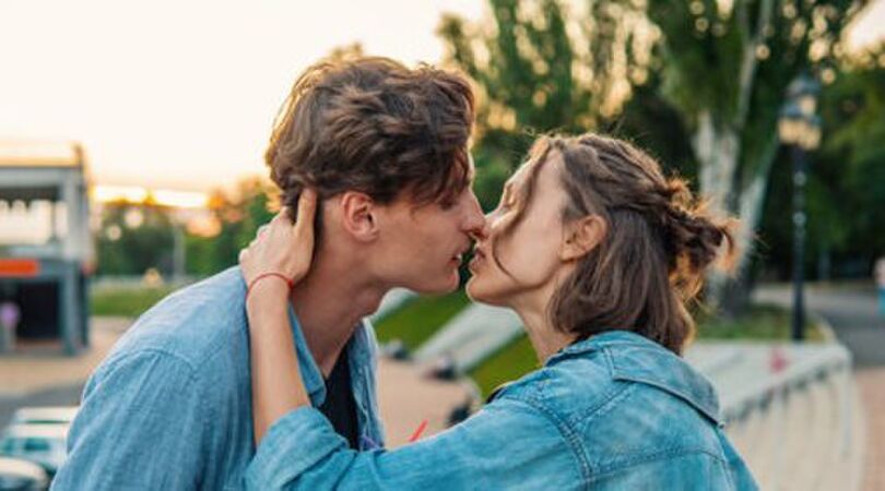 Kissing alert: 8 verschillende manieren om te zoenen
