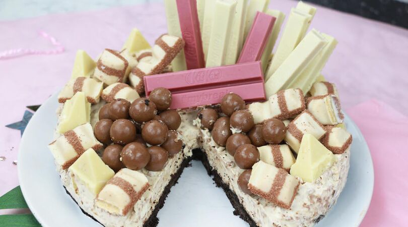 Zo maak je thuis deze hemelse Kinder Bueno, KitKat &eacute;n Maltesers-taart