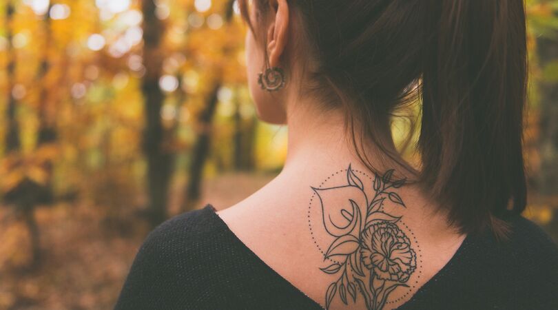 19x inspiratie: de mooiste tattoos voor op je bovenrug / nek