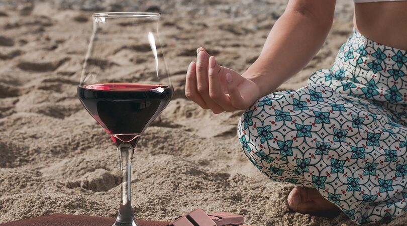 Hilarisch: in d&eacute;ze stad kun je dit weekend een lesje wijnyoga volgen