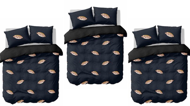 Met dit &lsquo;broodjes frikandellen dekbedovertrek&rsquo; ga jij naar bed &eacute;n word je wakker met jouw favo frituursnack