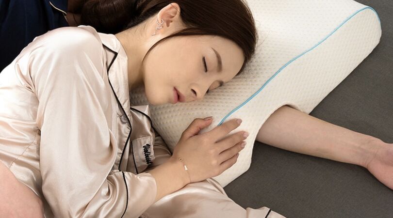 Dit ideale kussen maakt samen slapen met je partner n&oacute;g fijner