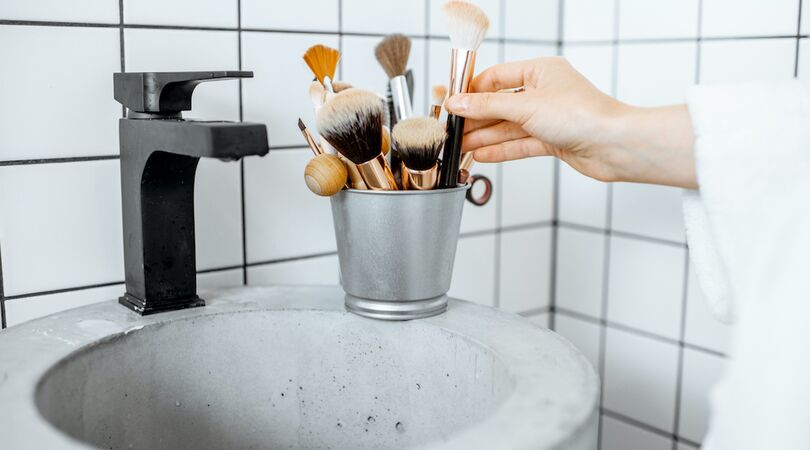 Zo vaak moet jij je make-up kwasten schoonmaken (en z&oacute; doe je het goed)