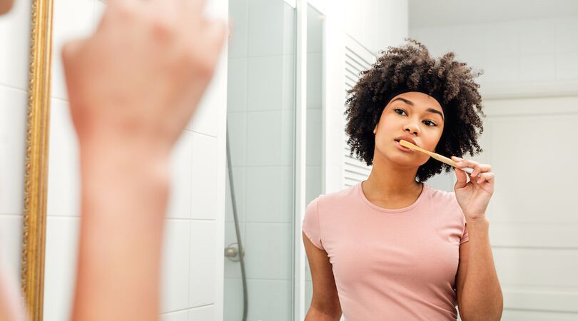 Waarom je je mond niet moet spoelen na het tandenpoetsen