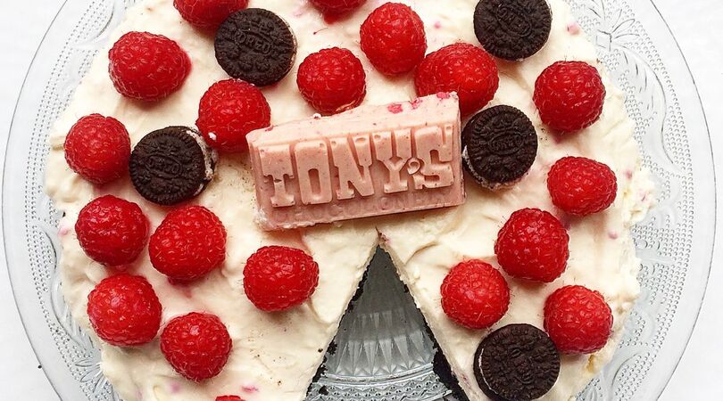 In 5 makkelijke stappen maakt jij goddelijke Oreo Tony&rsquo;s Chocolonely frambozen cheesecake