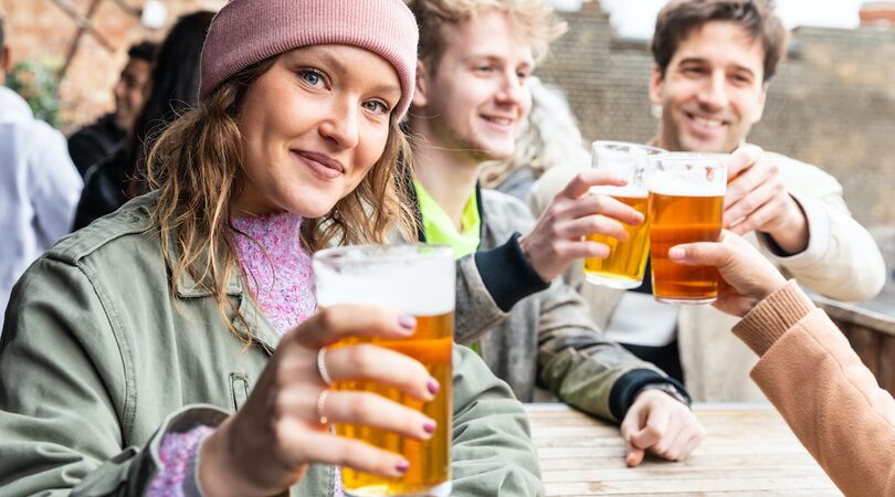 6x herkenbare momenten als je als vrouw bier drinkt