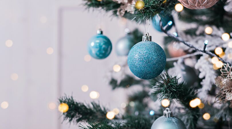 De halve kerstboom is h&eacute;t alternatief voor mensen met iets minder ruimte
